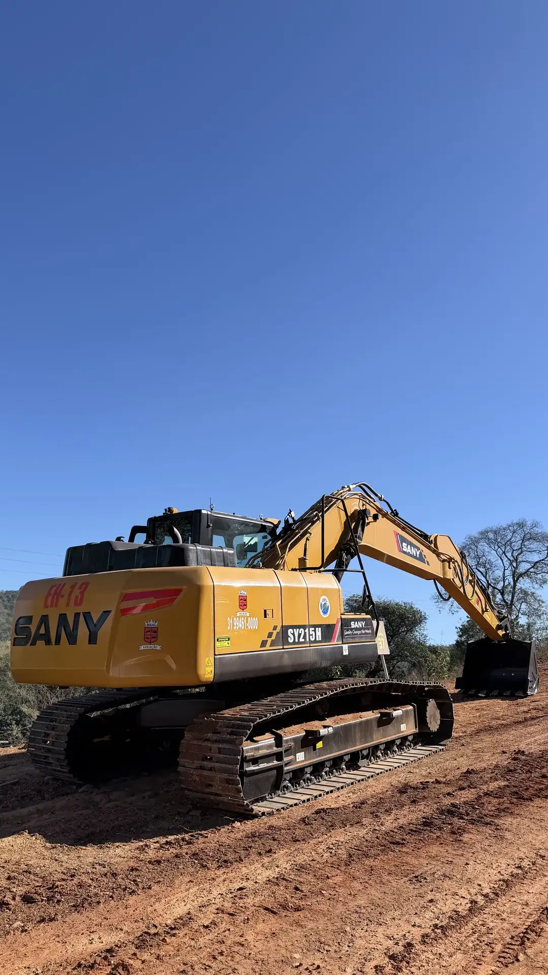 Escavadeira hidráulica Sany em terreno de obra