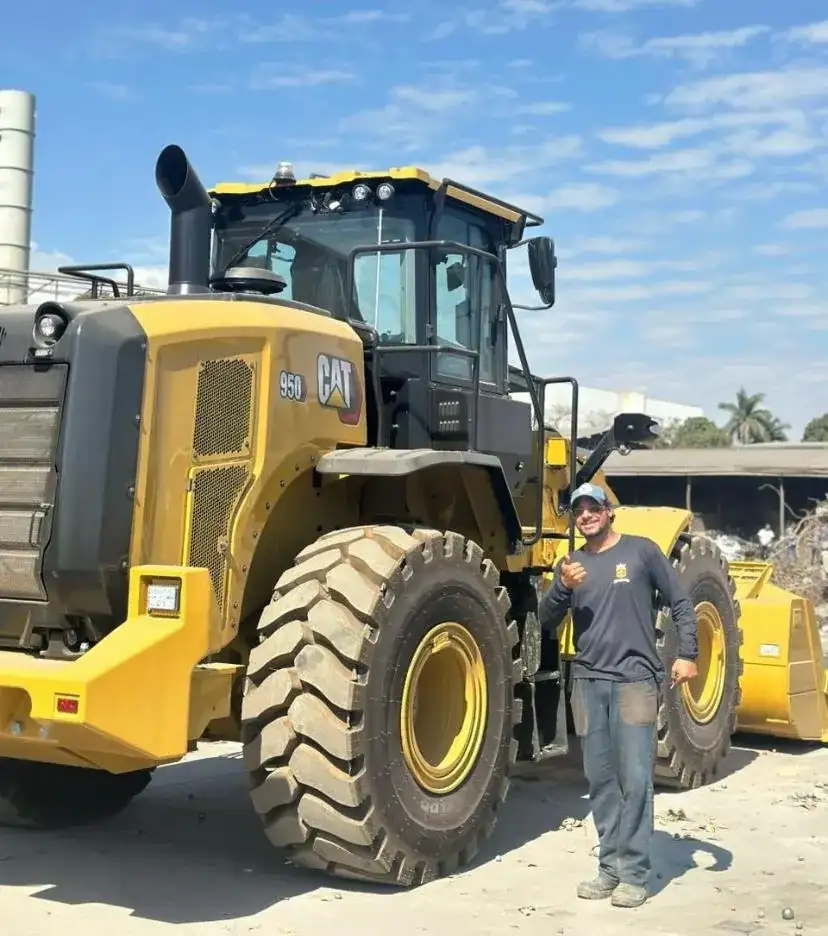 Pá carregadeira da frota com operador ao lado