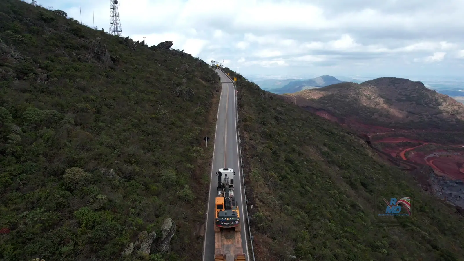 Comboio de máquinas da Real Locação subindo a estrada da Serra da Piedade, visto de drone