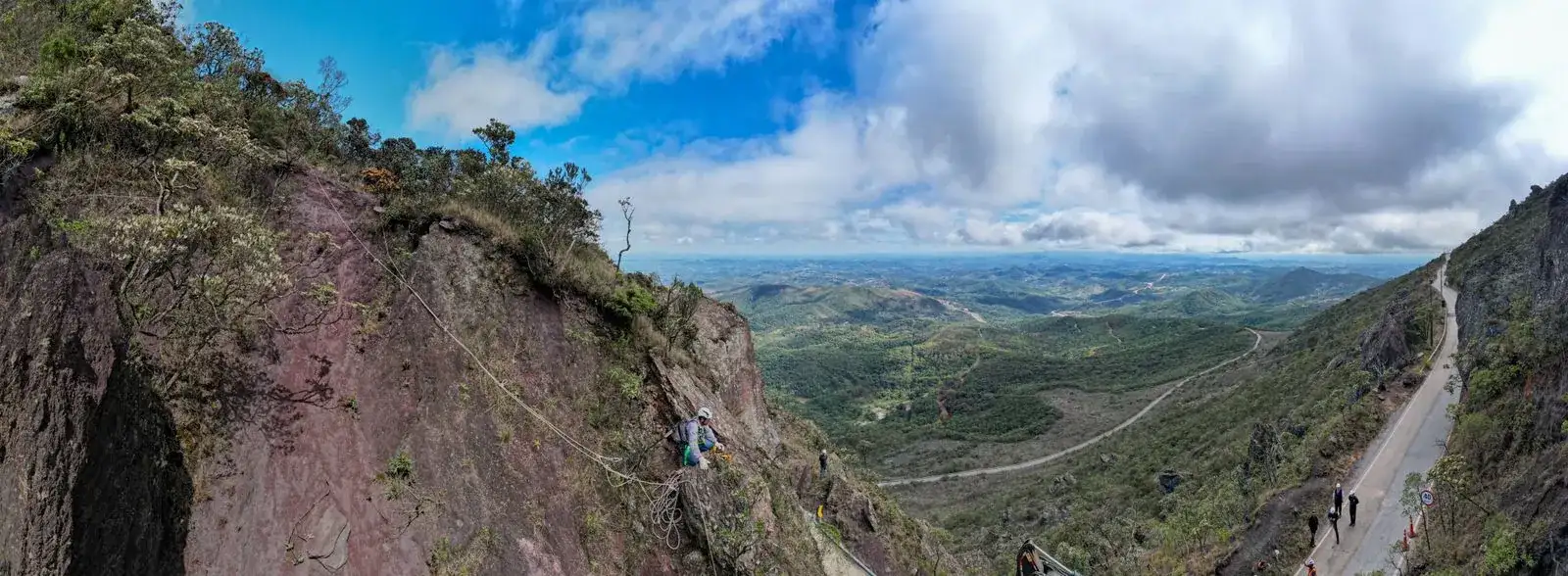 Panorama da encosta e da estrada na Serra da Piedade