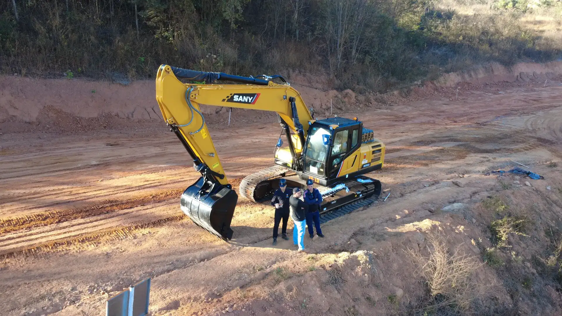 Escavadeira Sany trabalhando em terraplenagem, vista de drone