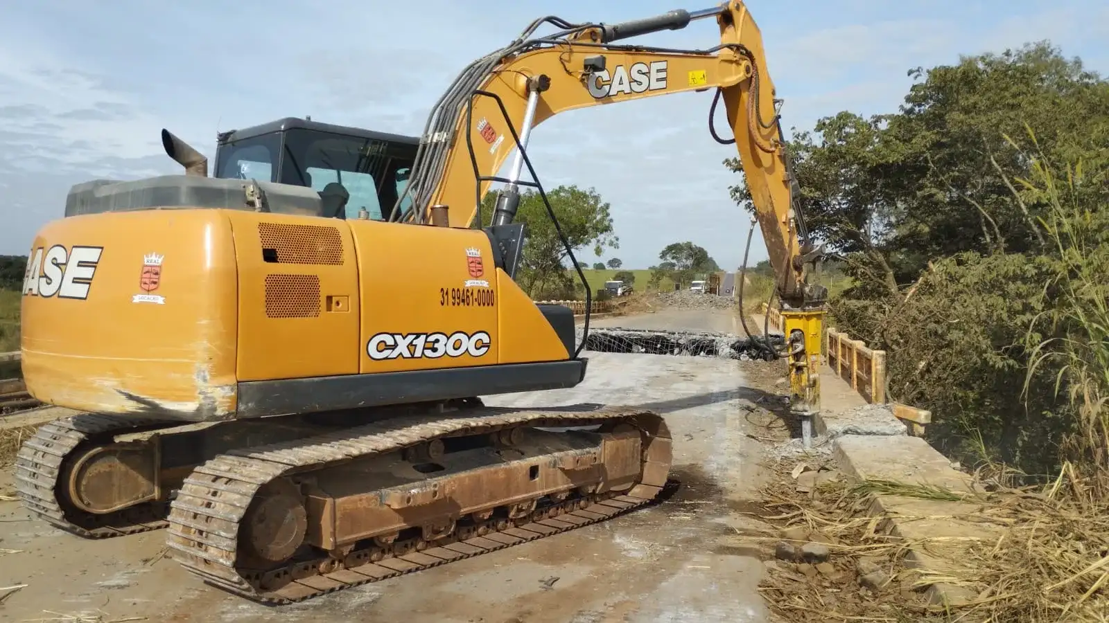 Escavadeira CASE CX130C da Real Locação com rompedor demolindo uma ponte