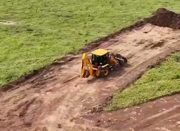 Retroescavadeira JCB abrindo platô no início da terraplenagem de usina solar da Cemig